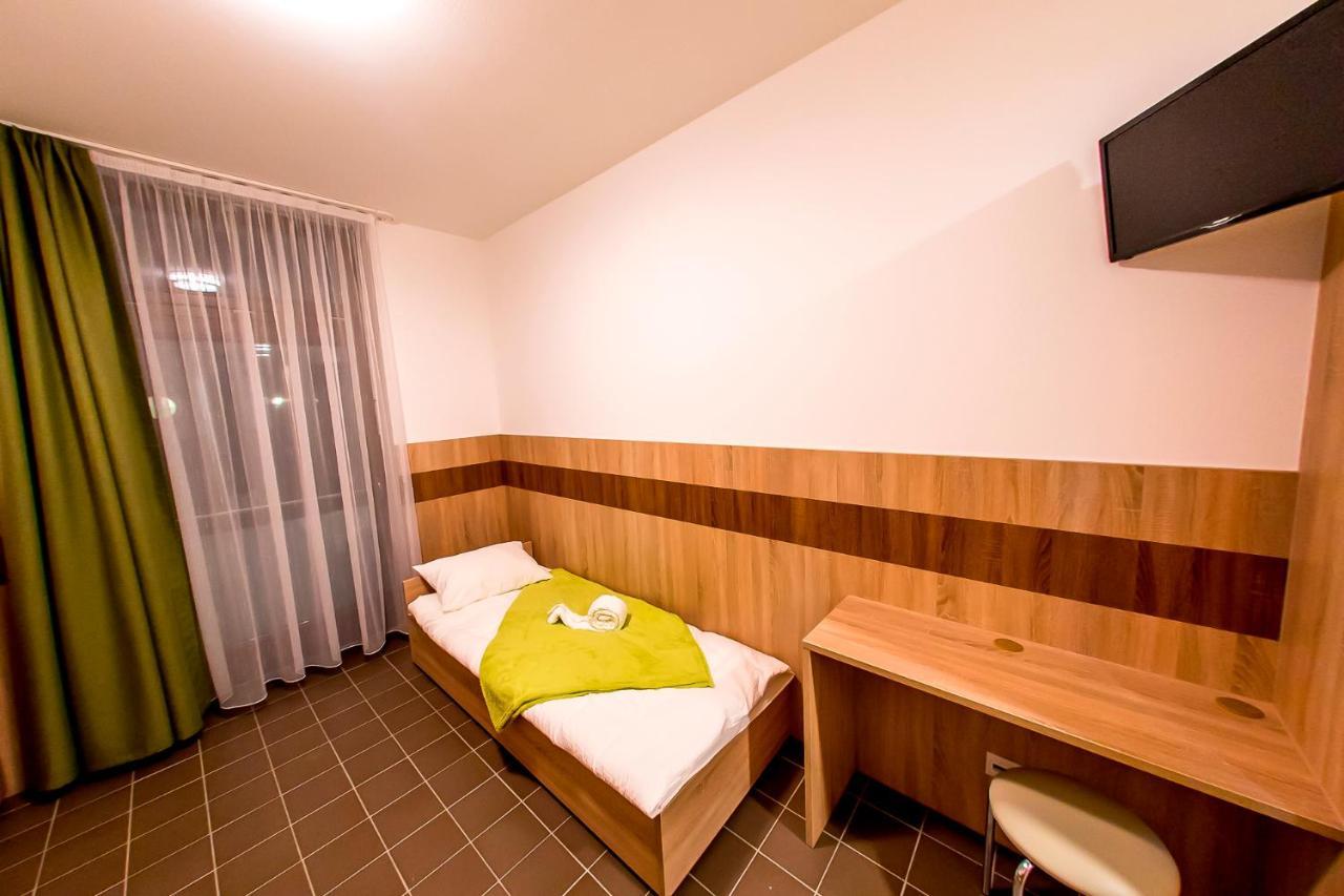 Bed and Breakfast CVSE Clubház és Panzió Cegléd Esterno foto