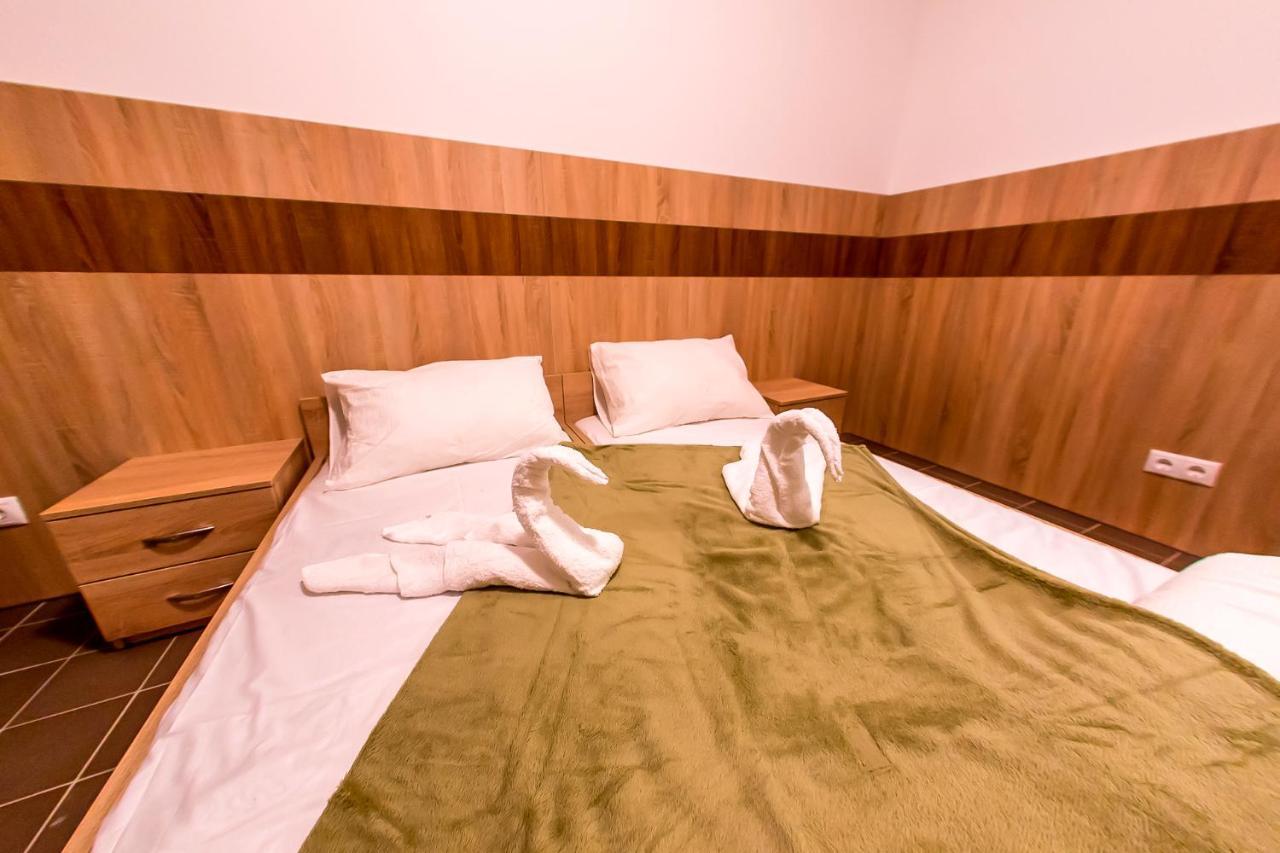 Bed and Breakfast CVSE Clubház és Panzió Cegléd Esterno foto