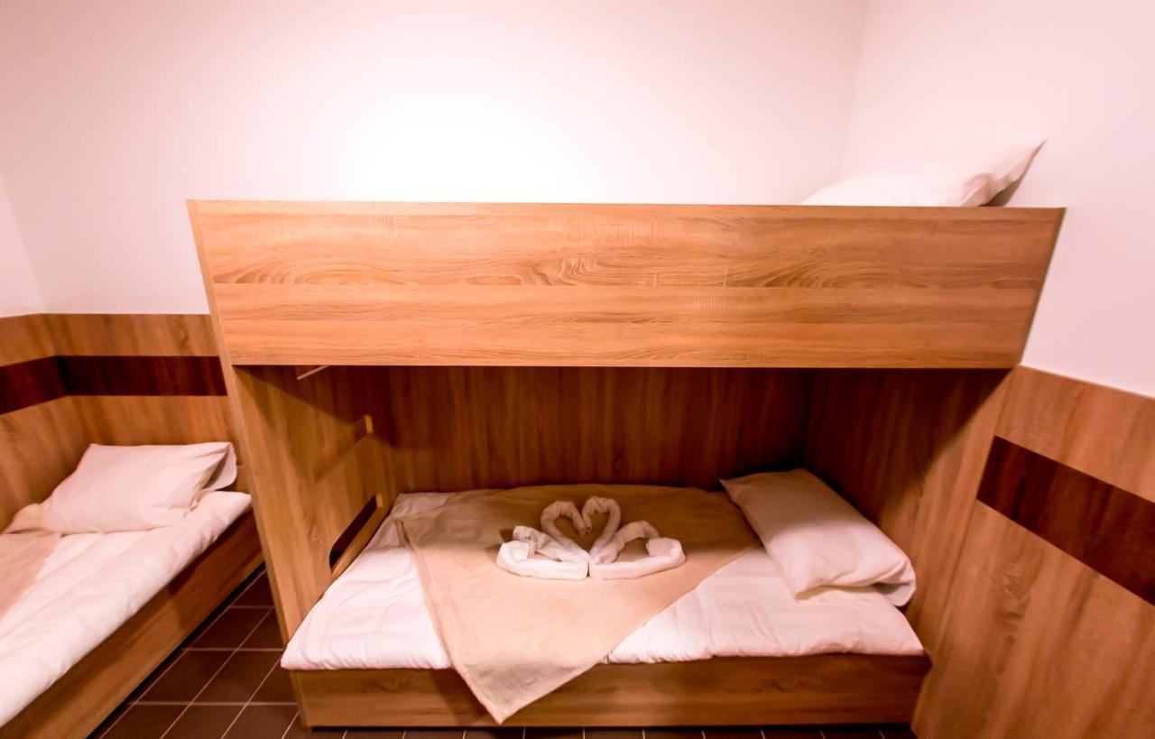 Bed and Breakfast CVSE Clubház és Panzió Cegléd Esterno foto
