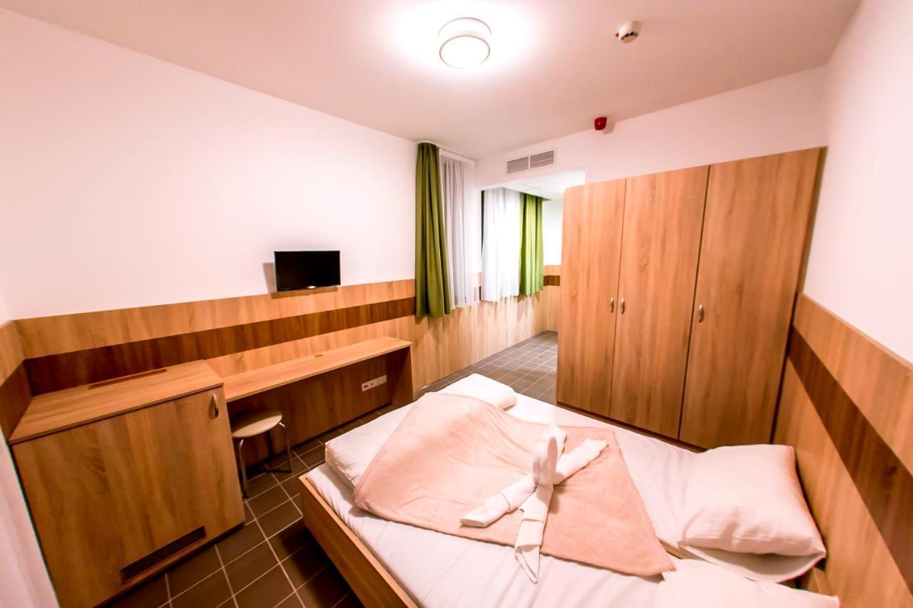 Bed and Breakfast CVSE Clubház és Panzió Cegléd Esterno foto